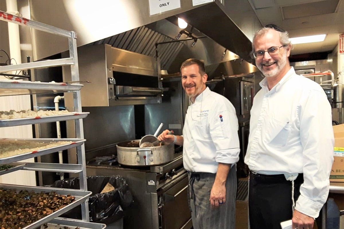 Đầu bếp và giám sát Kosher đang trong quá trình kiểm tra