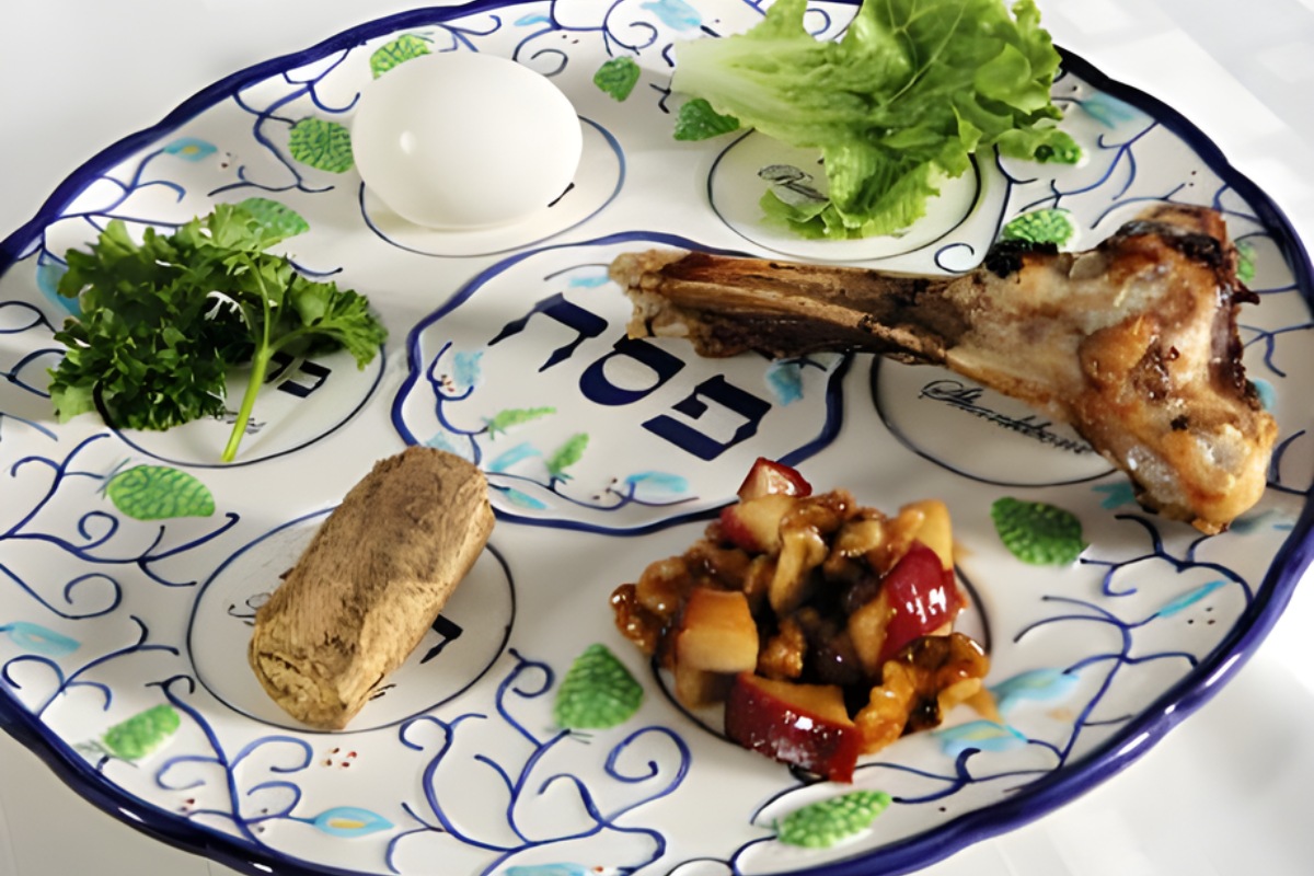 Dĩa seder với các món như trứng, xương cừu nướng, khoai