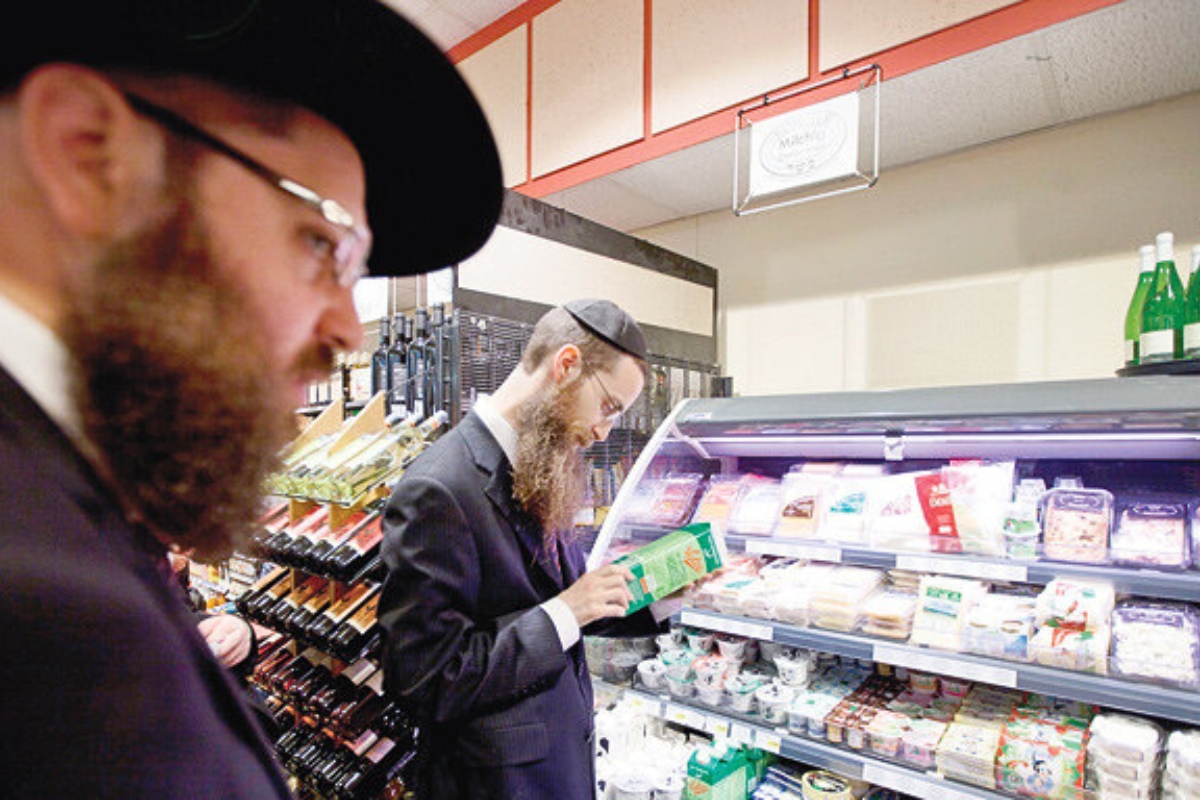 Hai giám sát Kosher đangtrong quá trình kiểm nghiệm sản phẩm