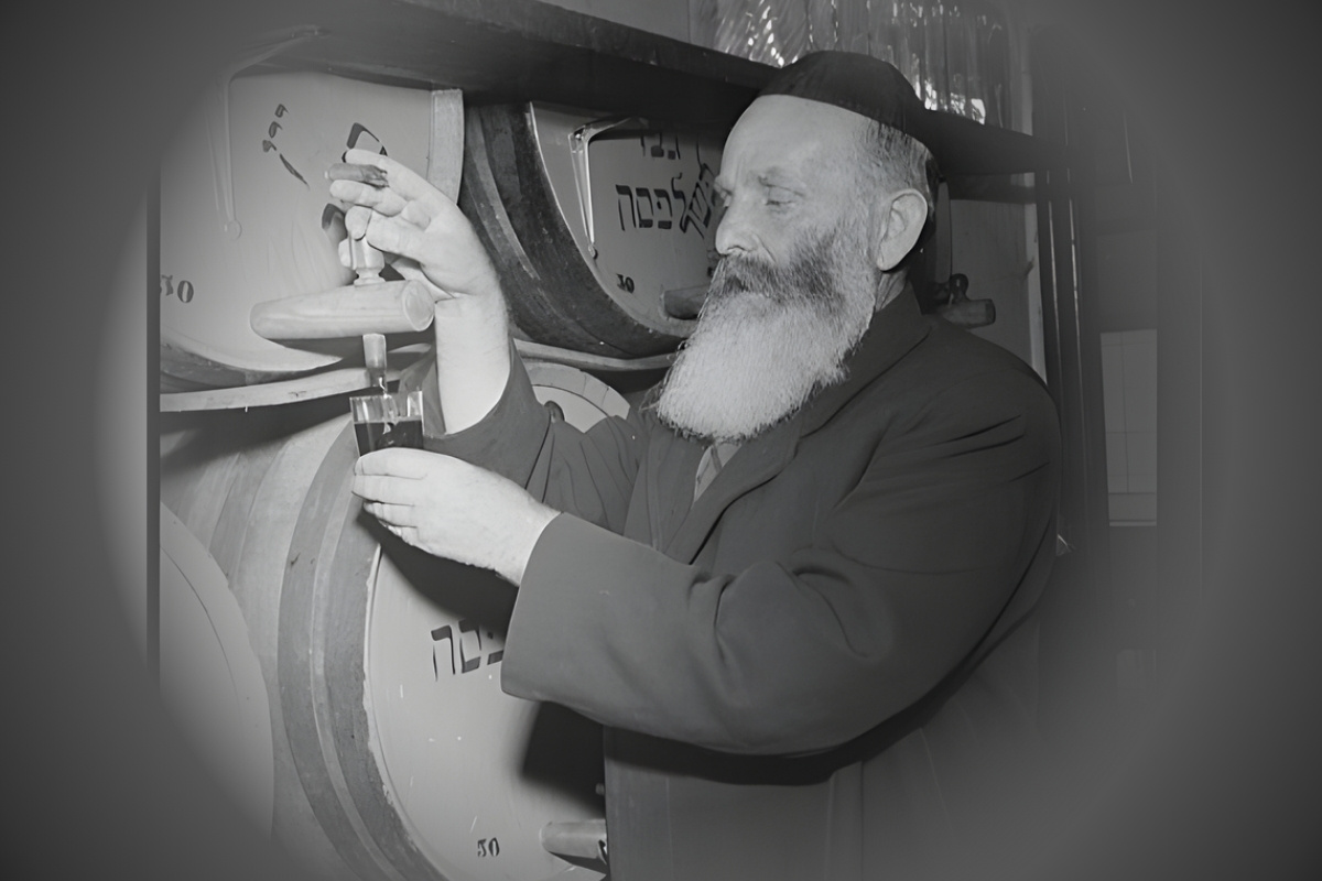 Một giáo sĩ Do Thái đang kiểm tra chất lượng rượu tại NewYork