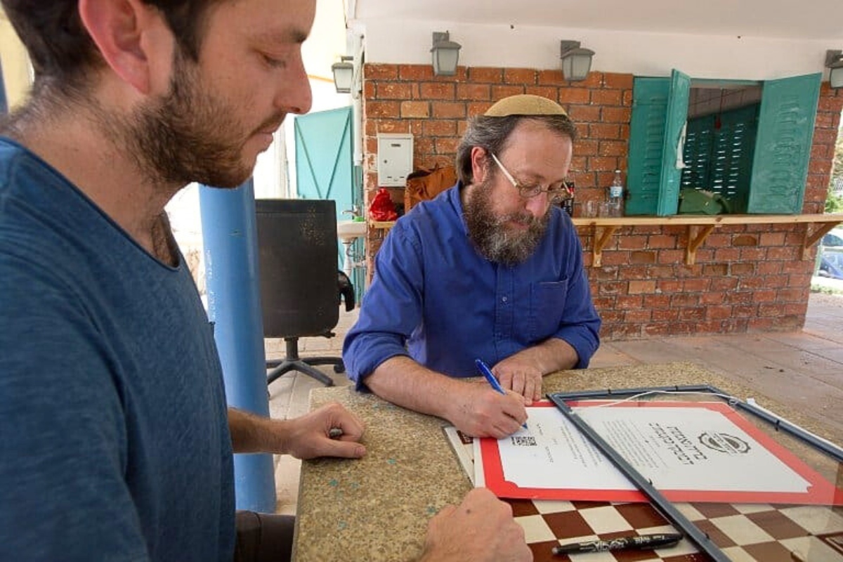 Nhà hàng được ký giấy chứng nhận bởi giám sát Kosher