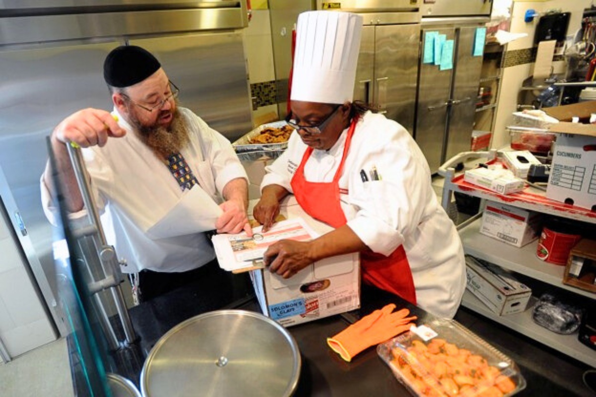 Quá trình trao đổi giữ giám sát Kosher và đầu bếp