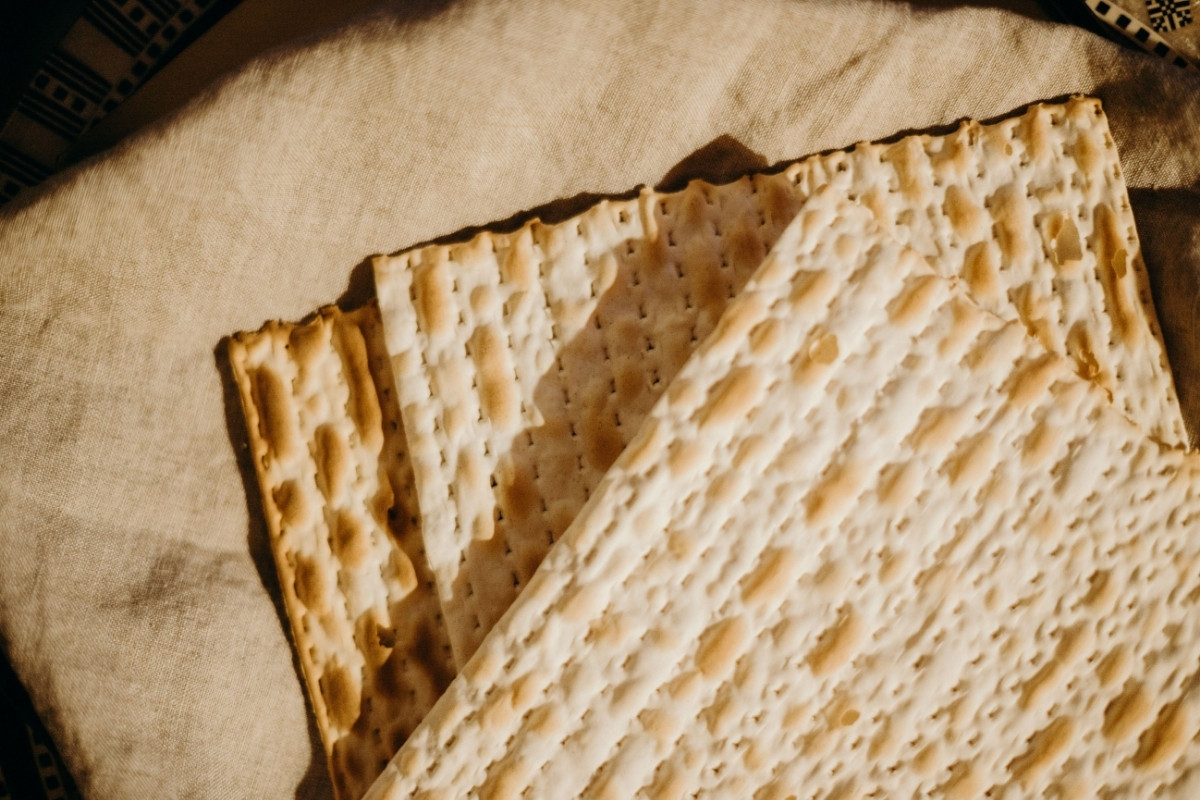 Bánh Matzah truyền thống được sử dụng trong Lễ Vượt Qua của người Do Thái